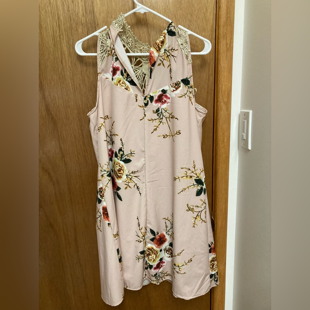 Beautiful floral dress with lace back!